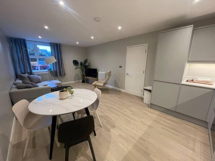 Marvellous New Build 2 Bed Flat - 1 Ophelia Court Apartment Epsom Exterior photo