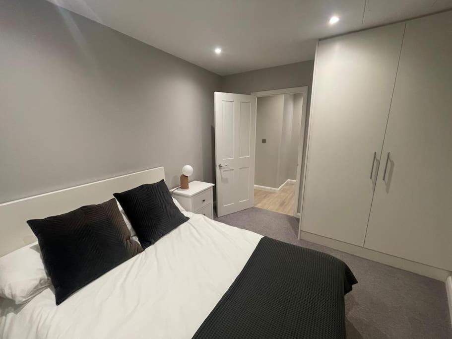 Marvellous New Build 2 Bed Flat - 1 Ophelia Court Apartment Epsom Exterior photo
