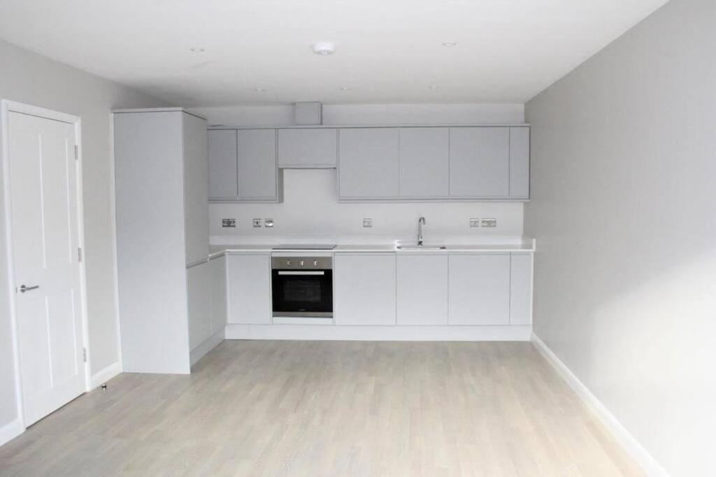 Marvellous New Build 2 Bed Flat - 1 Ophelia Court Apartment Epsom Exterior photo