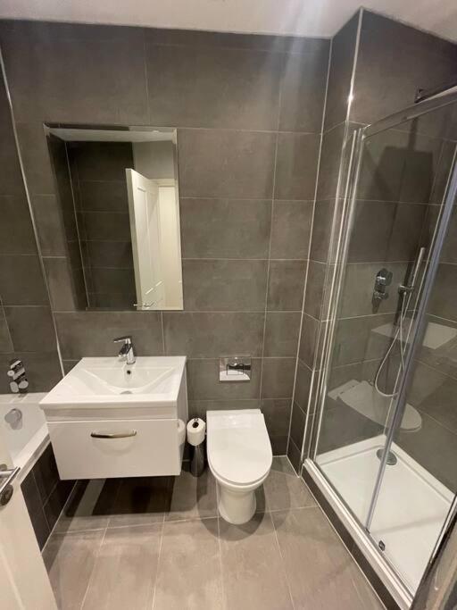 Marvellous New Build 2 Bed Flat - 1 Ophelia Court Apartment Epsom Exterior photo